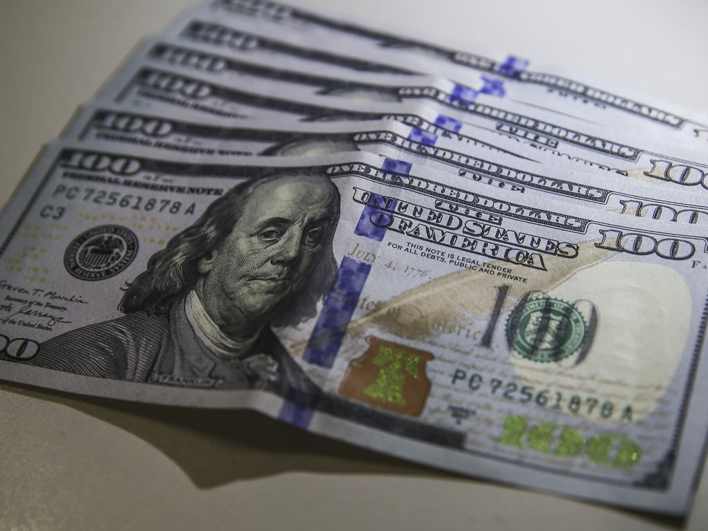 Dólar sobe para R$ 5,46 e fecha no maior valor em seis meses