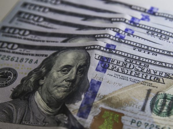 Juros e dólar em alta enfraquecem Bolsa em dia volátil