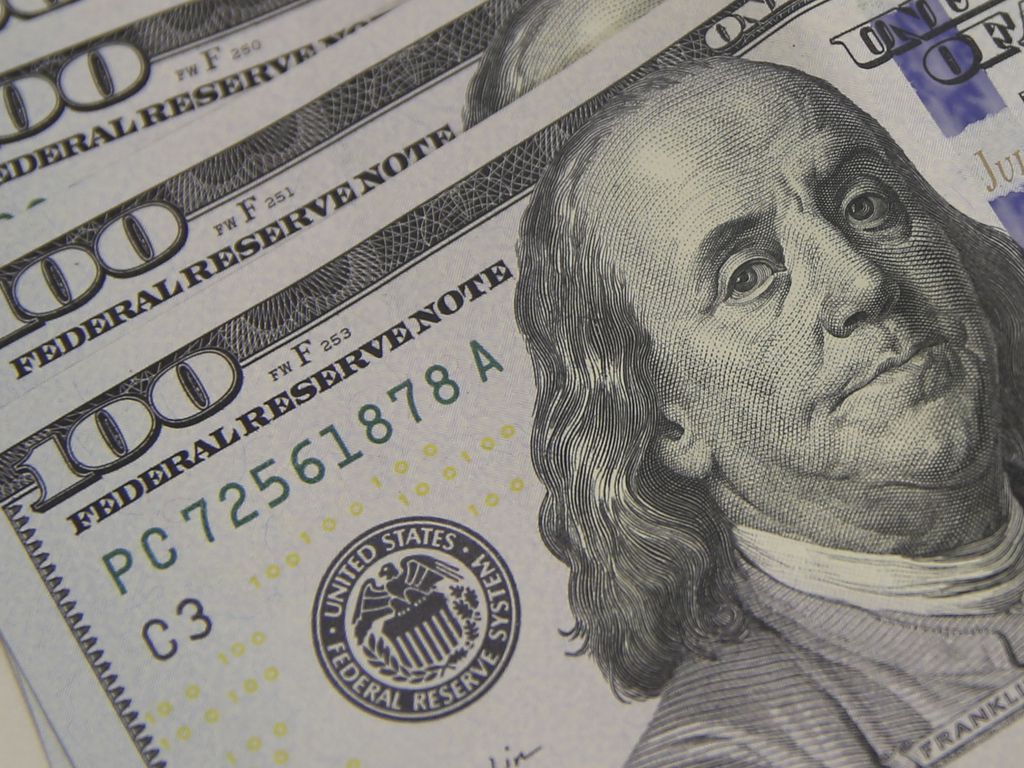 Dólar amplia máxima em 6 meses à espera de alta dos juros