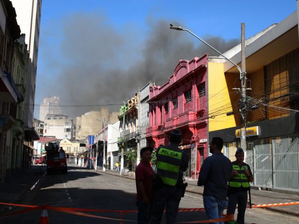 Ao menos 2.500 lojas fecham após incêndio na região da 25 de Março, em SP