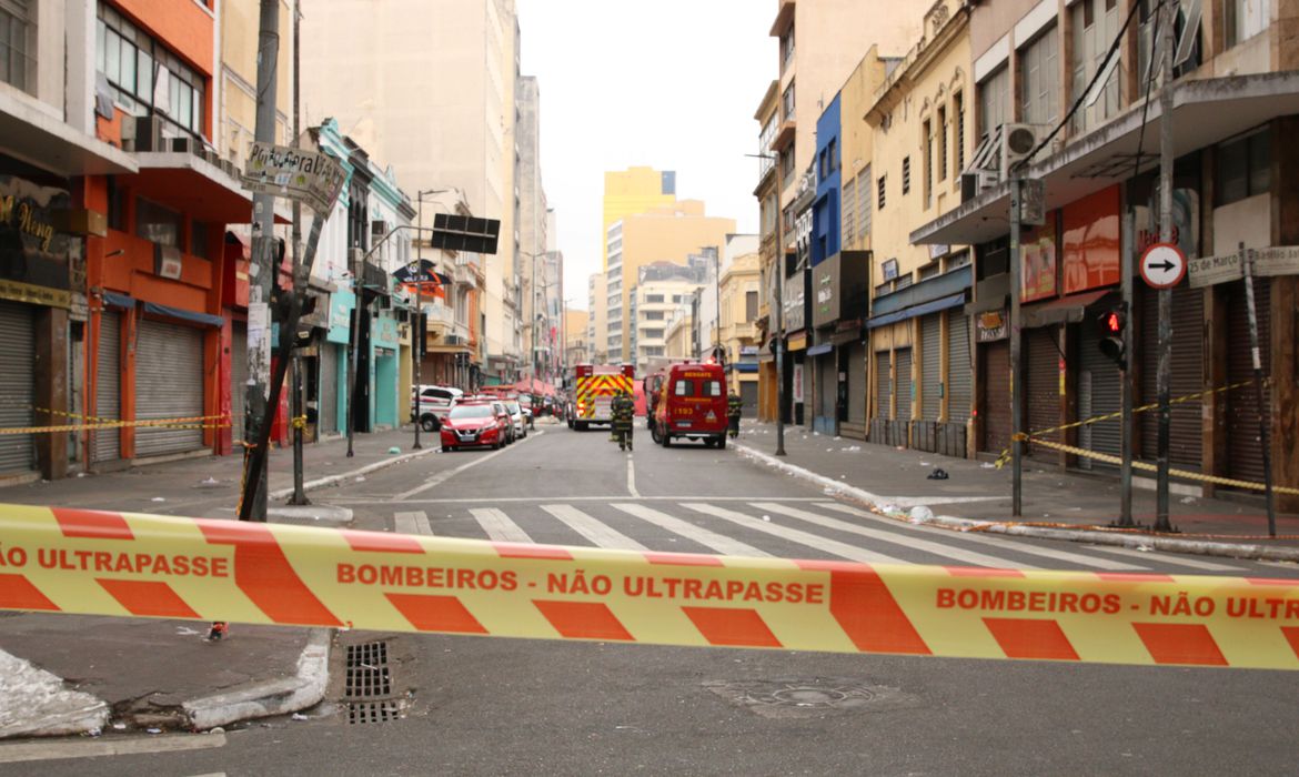SP: prédio atingido por incêndio na região da 25 de Março pode desabar