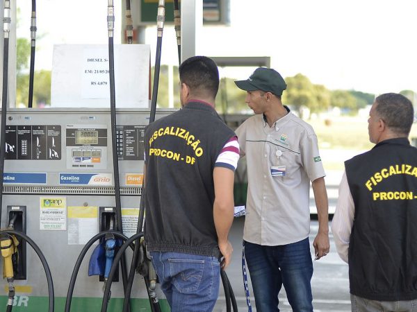 Procons iniciam fiscalização de postos de combustíveis