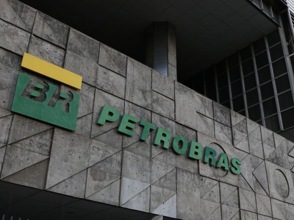 Conselho da Petrobras aprova indicado de Lula para presidência