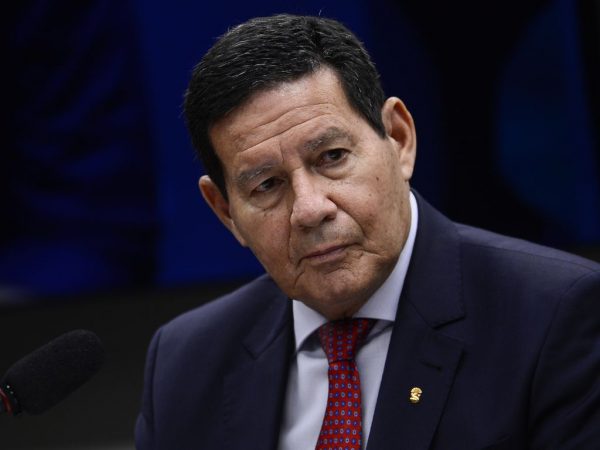 Brasil não está neutro e condena Guerra da Ucrânia, diz Mourão
