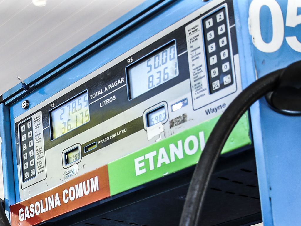Gasolina terá queda de R$ 1,55 por litro com cortes de impostos, diz governo