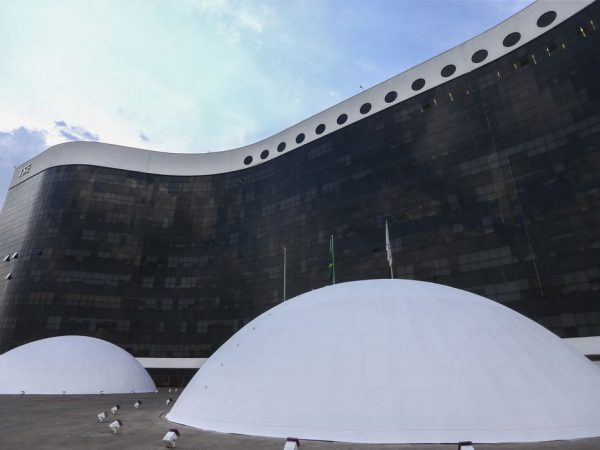 Forças Armadas inspecionam código-fonte de urna eletrônica no TSE