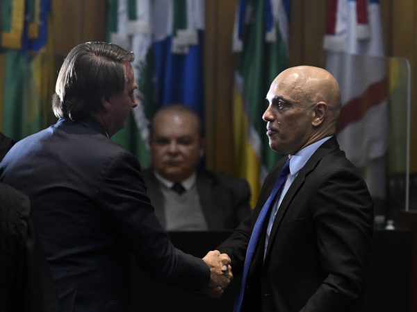 Bolsonaro recebe Moraes e diz que vai à posse dele no TSE