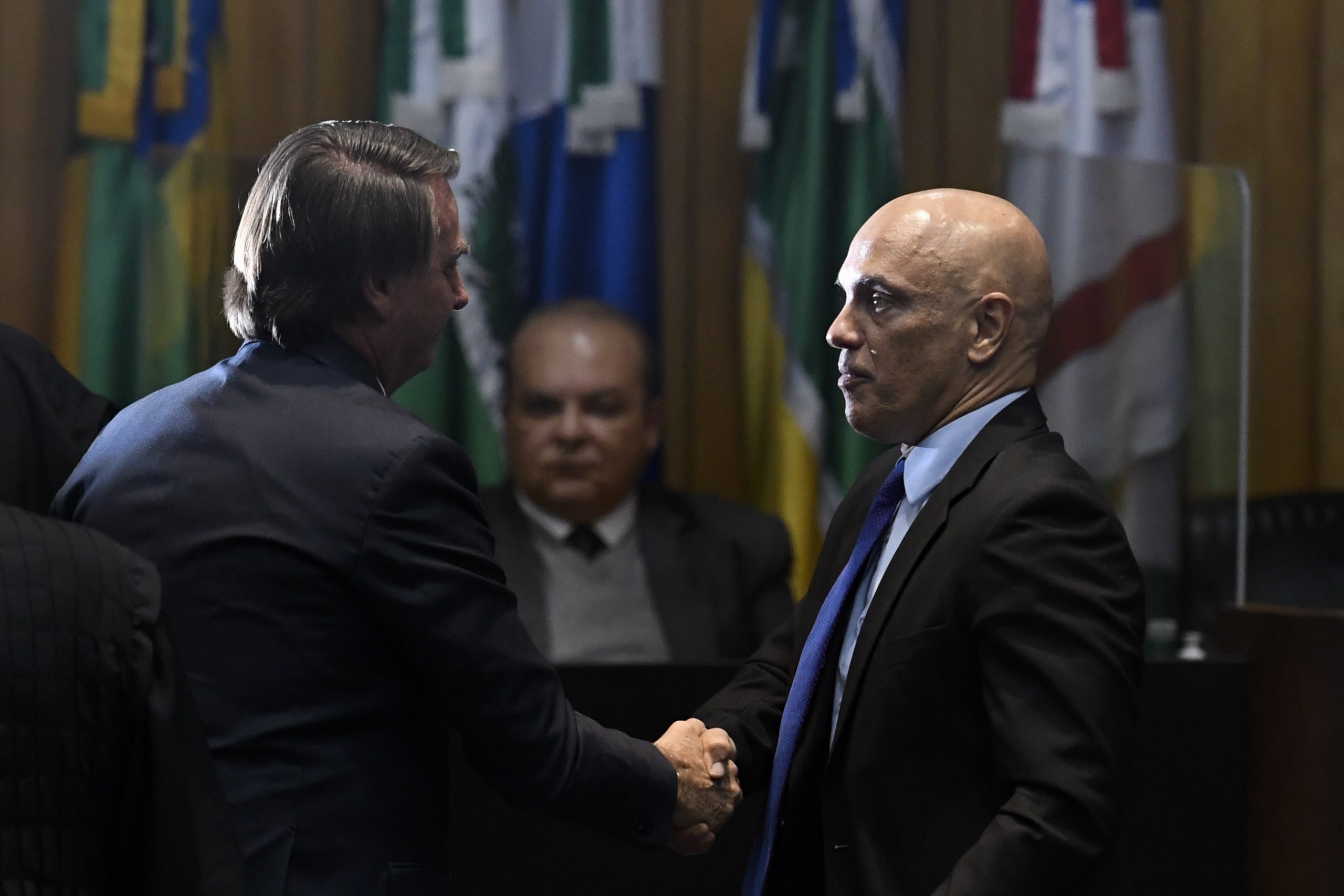 Bolsonaro recebe Moraes e diz que vai à posse dele no TSE