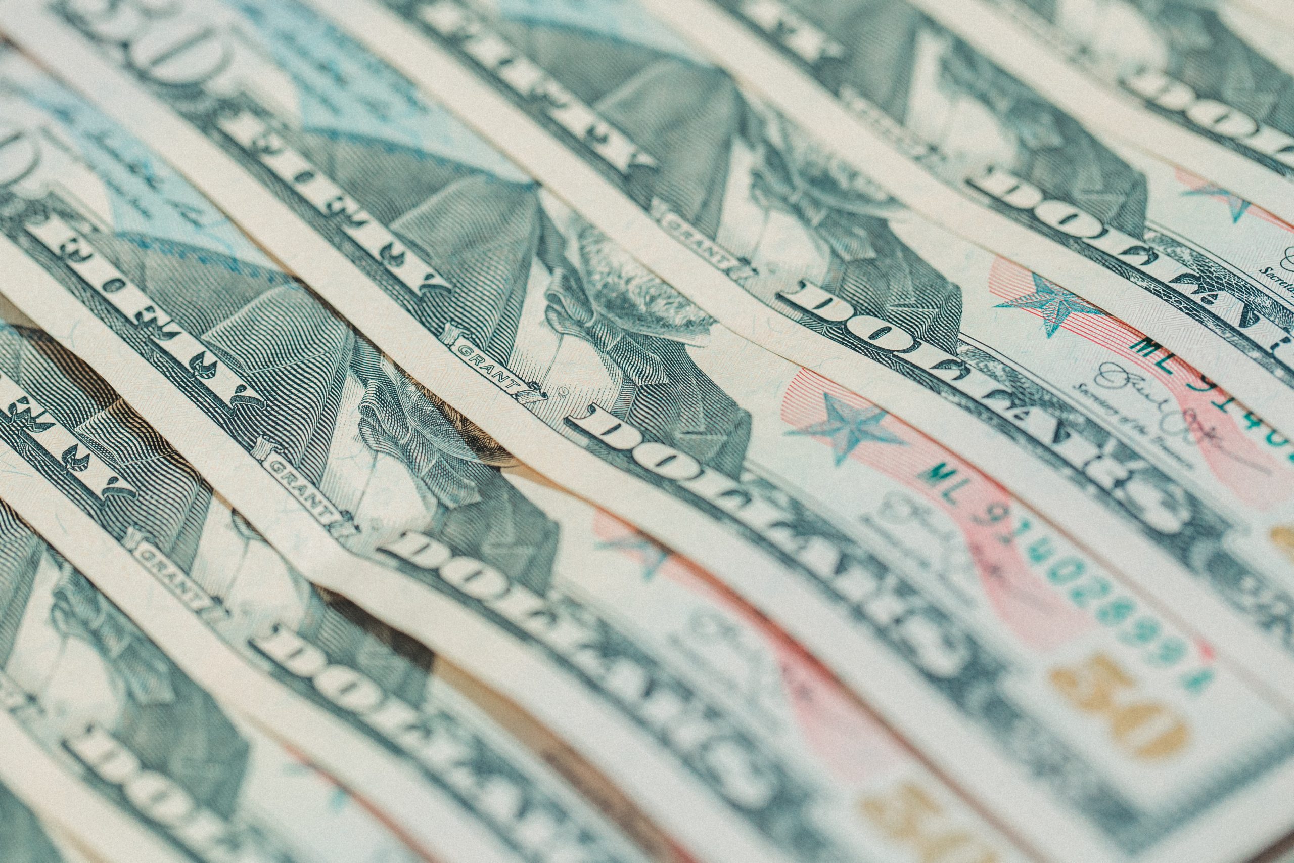 Dólar cai para R$ 4,85 no dia seguinte à aprovação do arcabouço fiscal