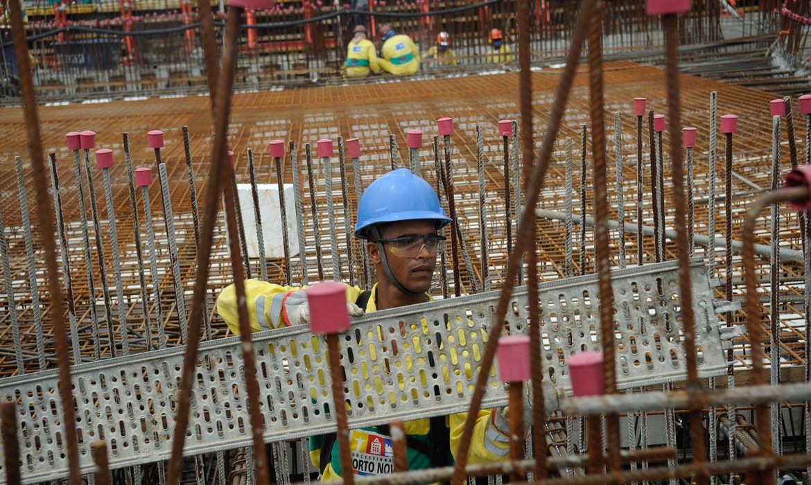 Construção revisa previsões após PIB e projeta crescimento de até 5% em 2022