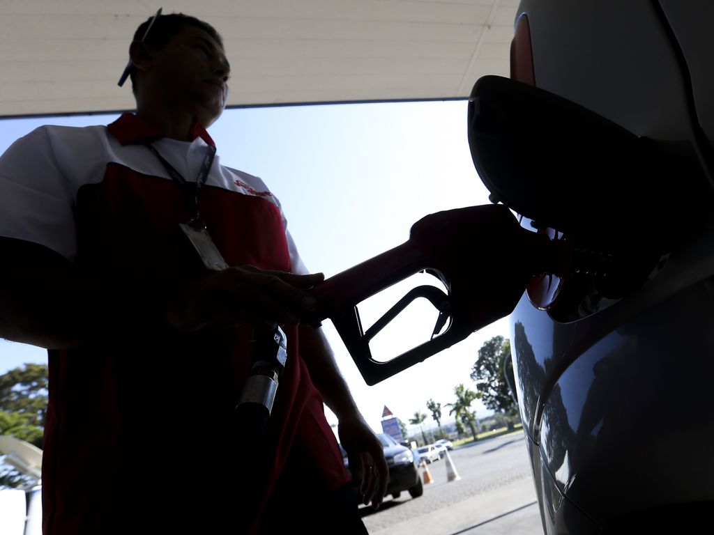 Petrobras anuncia redução de R$ 0,18 na gasolina para distribuidoras