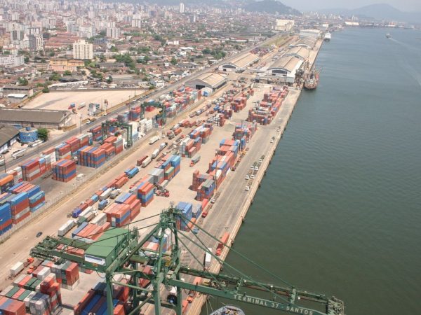 Movimentação de cargas portuárias cai 3,3% no primeiro semestre