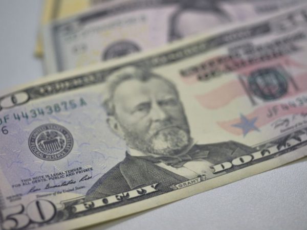 Dólar cai para R$ 5,11 e fecha no menor nível em sete semanas