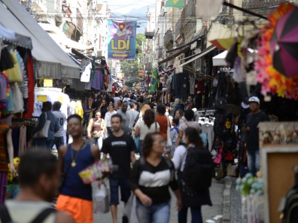 Serviços puxam retomada, e indústria fica no fim da fila