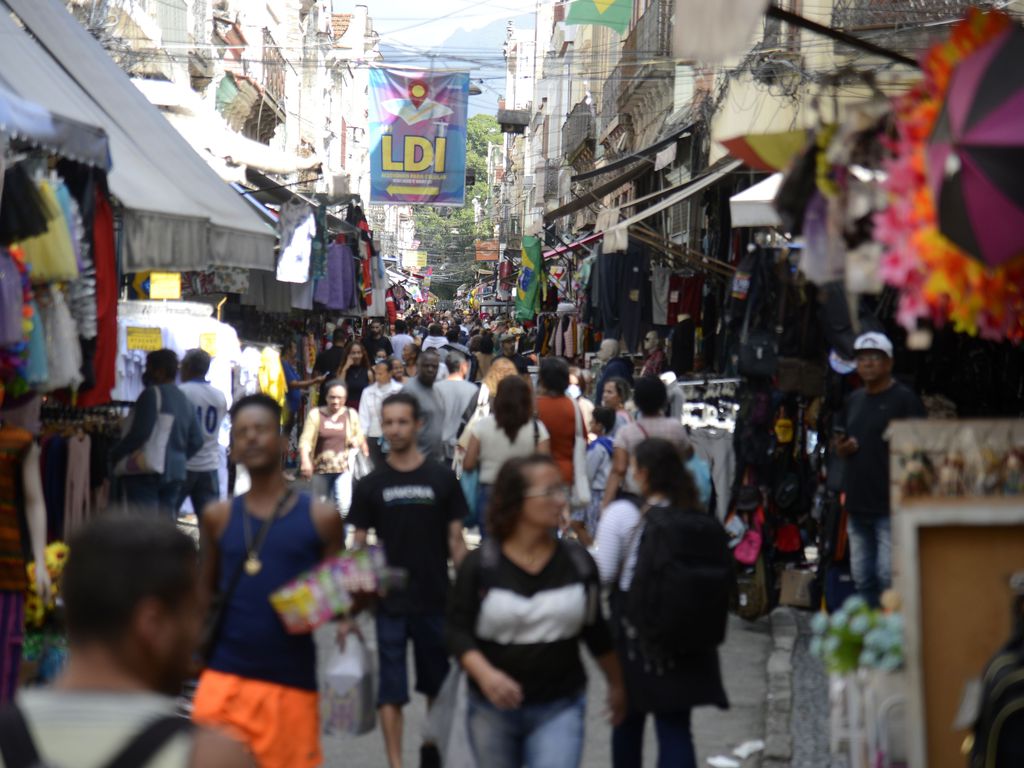 Serviços puxam retomada, e indústria fica no fim da fila