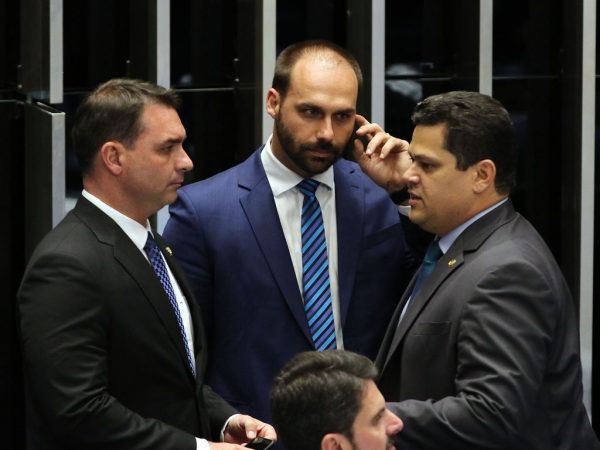 Metade do patrimônio do clã Bolsonaro foi comprada em dinheiro vivo
