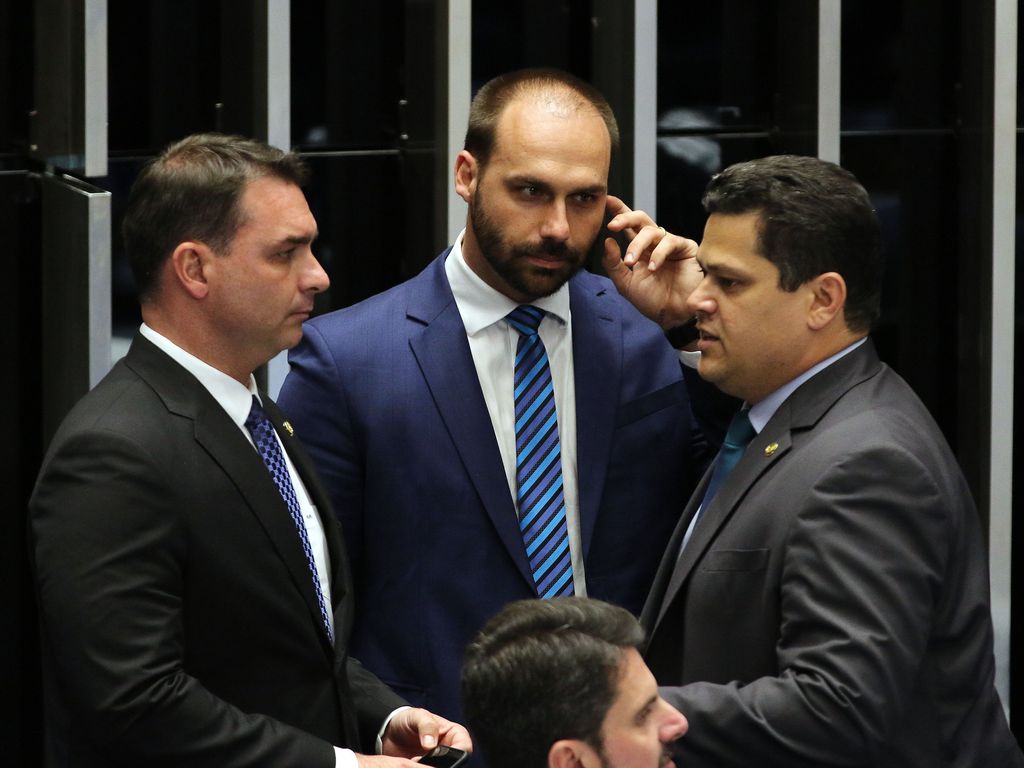 Metade do patrimônio do clã Bolsonaro foi comprada em dinheiro vivo