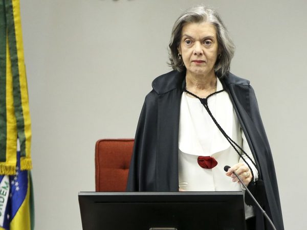 Cármen Lúcia toma posse como ministra efetiva do TSE