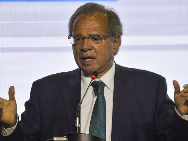 Guedes descreve a situação econômica do Brasil comparando com Baile funk e clínica de reabilitação