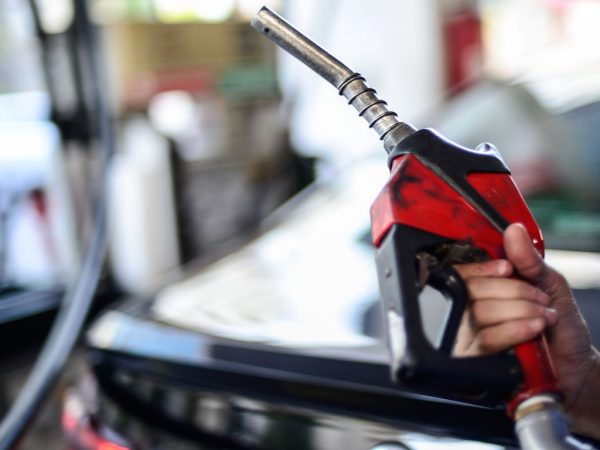 Mesmo após corte, gasolina segue mais cara no Brasil do que no exterior