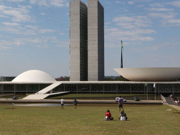 Promulgada lei que simplifica regras trabalhistas em novas calamidades