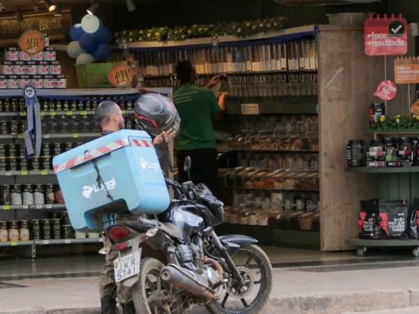 Comércio perde 7,8% de empresas e reduz salários em 2020, aponta IBGE
