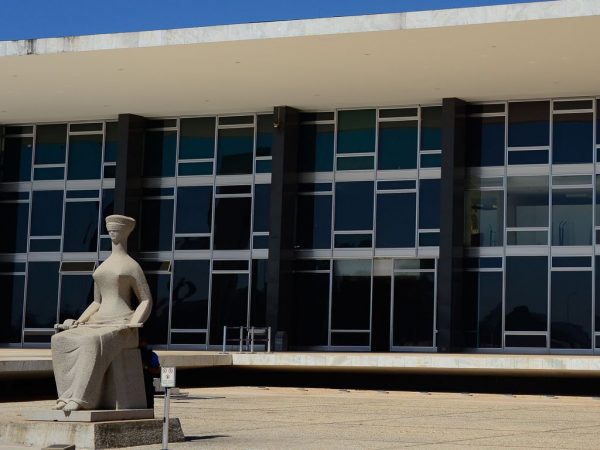 Manifesto com 119 políticos de 23 partidos pela democracia é entregue ao STF