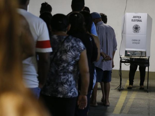 Lula tem 44% contra 32% de Bolsonaro no primeiro turno, aponta pesquisa