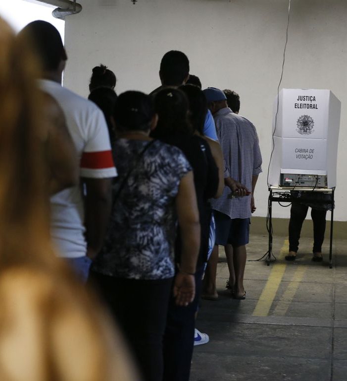 Lula tem 44% contra 32% de Bolsonaro no primeiro turno, aponta pesquisa