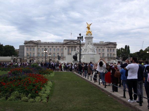 Charles 3º, William e Harry seguem cortejo com caixão de Elizabeth 2ª