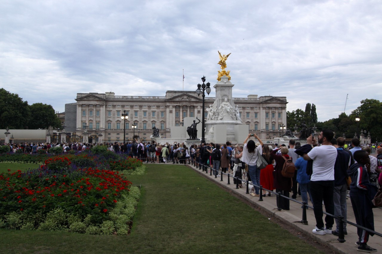 Charles 3º, William e Harry seguem cortejo com caixão de Elizabeth 2ª
