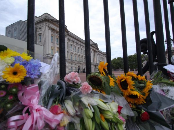 Rainha Elizabeth 2ª é sepultada ao lado do príncipe Philip após 11 dias de cerimônias