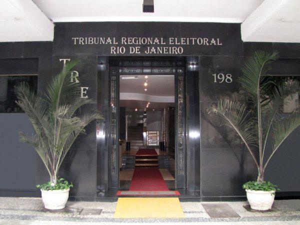 TRE-RJ nega candidaturas de Witzel e Garotinho
