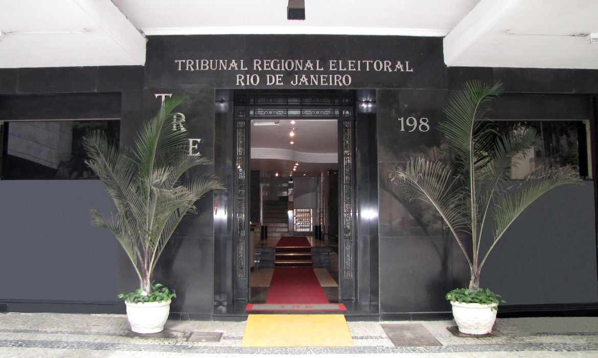 TRE-RJ nega candidaturas de Witzel e Garotinho