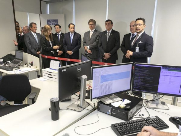 Presidente do TSE apresenta sala de totalização de votos