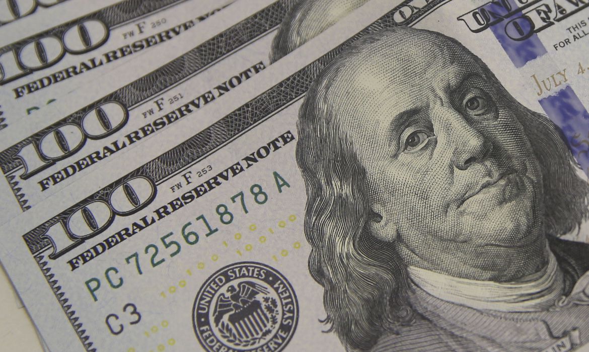 Dólar se aproxima de R$ 5,40 em dia de tensão no Brasil e no exterior