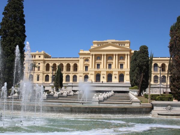 Jardim com estátuas do Museu Nacional, no Rio, é aberto ao público após incêndio