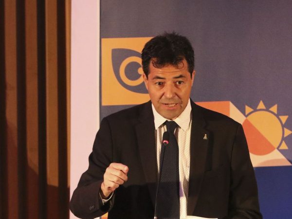 Ministro de Minas e Energia diz que Petrobras venderá refinarias