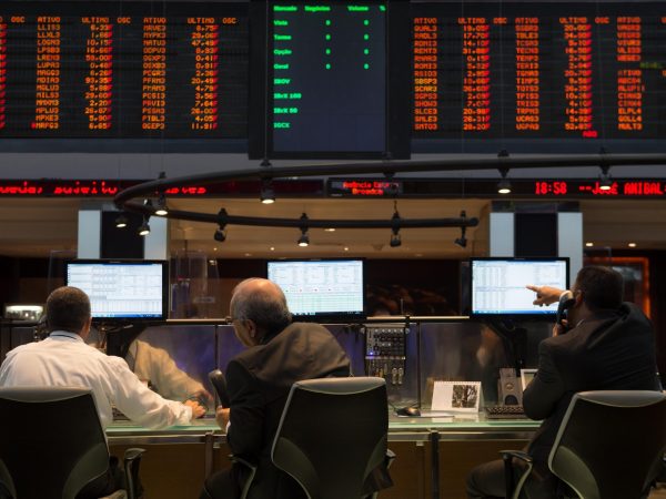 Bolsas têm dia volátil enquanto ações da Netflix disparam