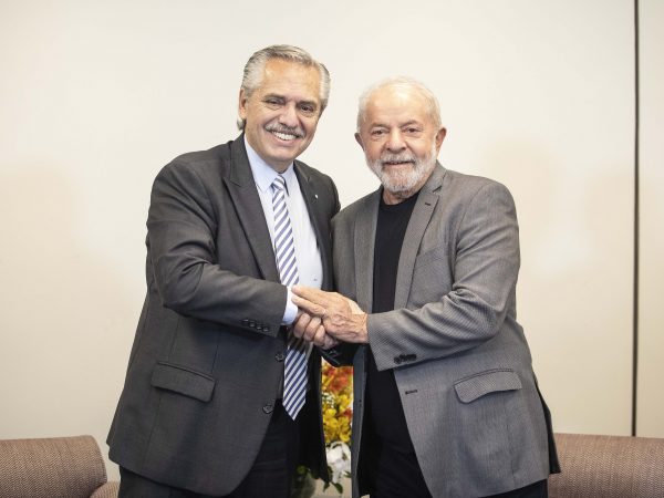 Lula e Fernández se encontram e se abraçam após eleição