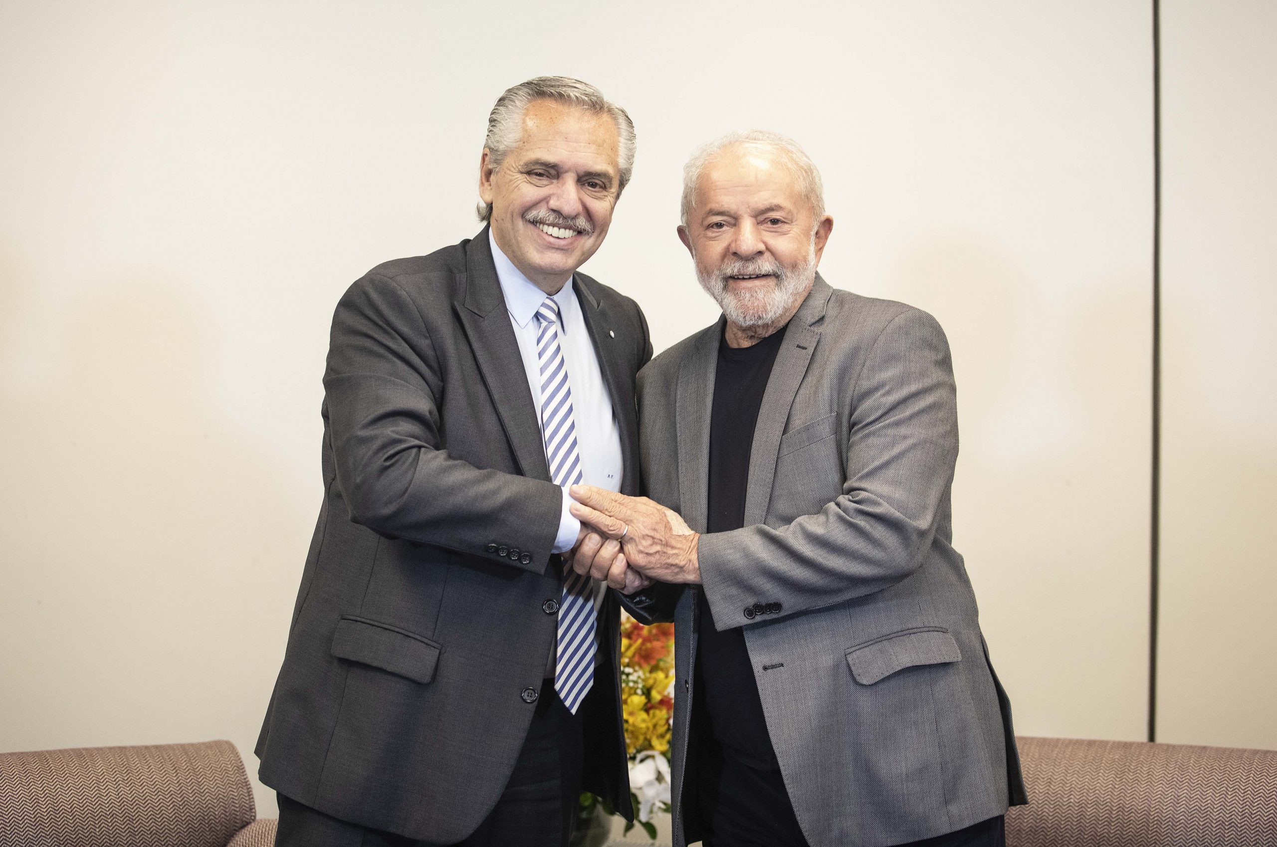 Lula e Fernández se encontram e se abraçam após eleição