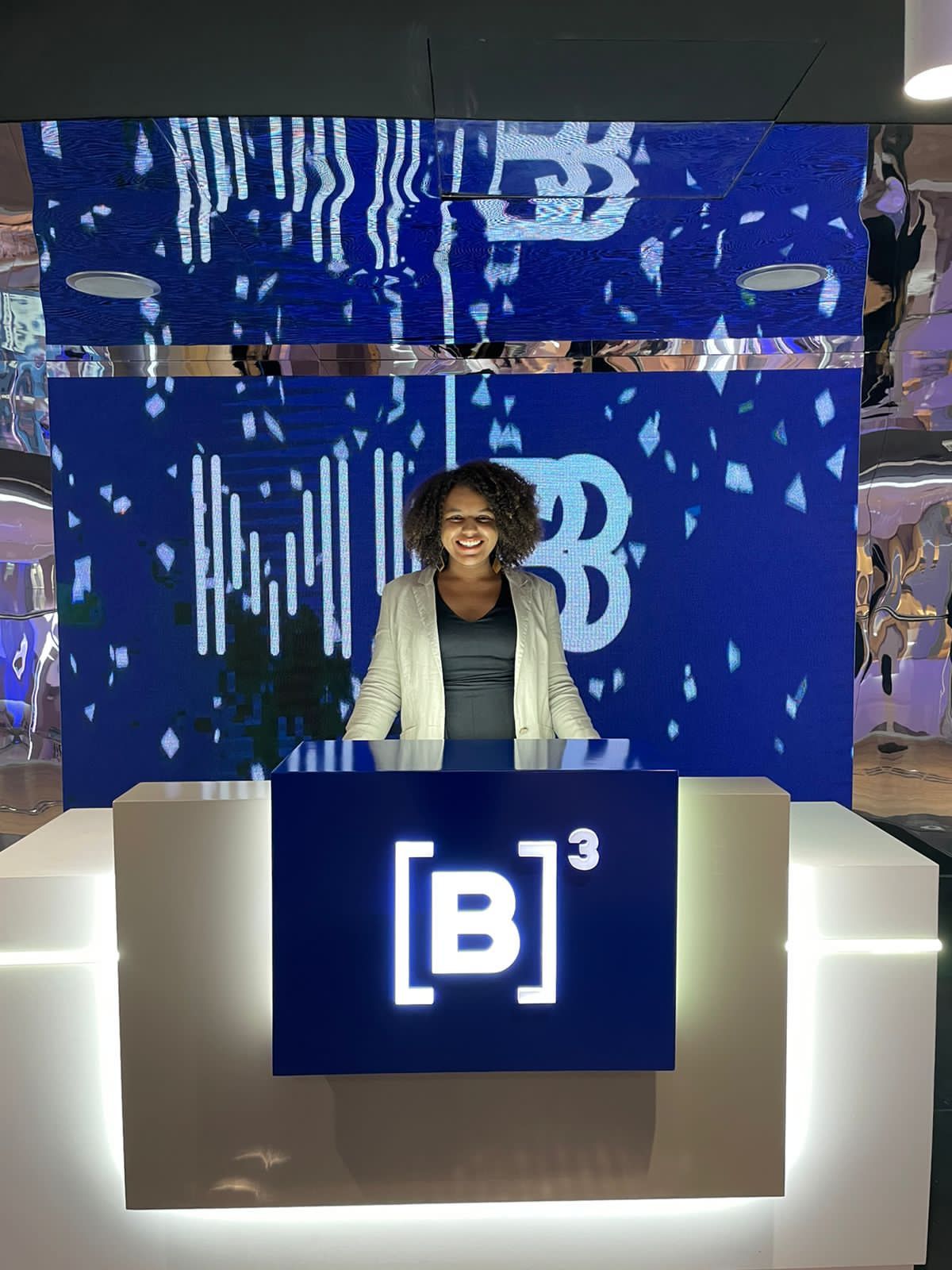 Bia Santos é homenageada no Museu da Bolsa do Brasil