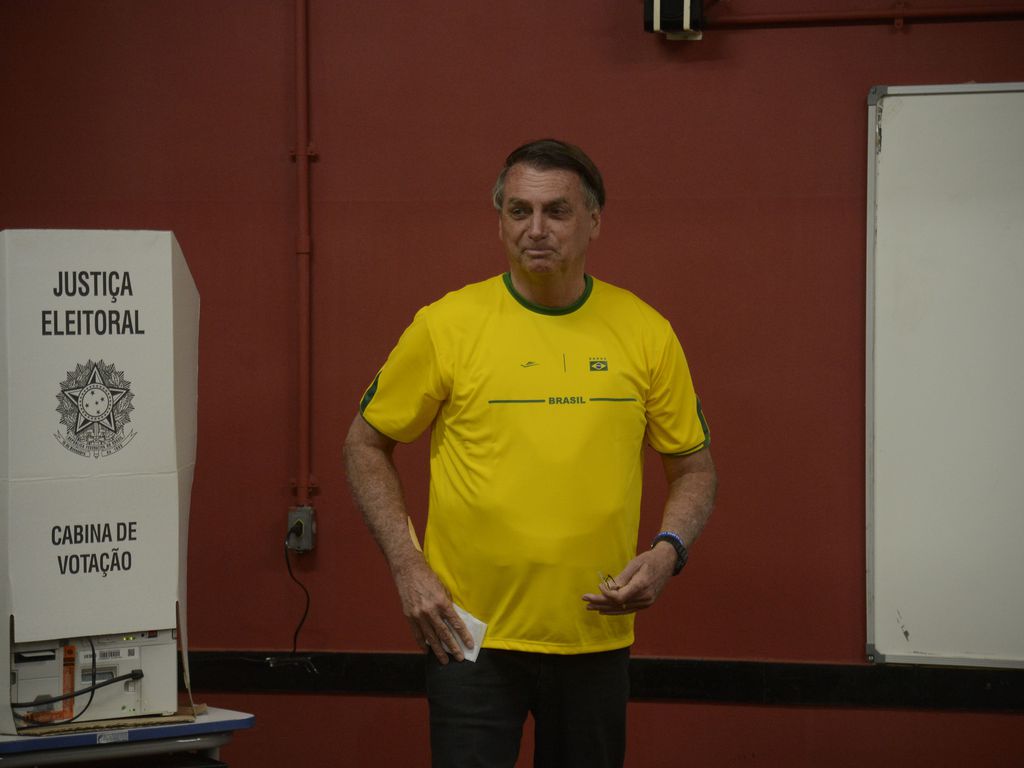 Bolsonaro volta a criticar TSE a dois dias da eleição