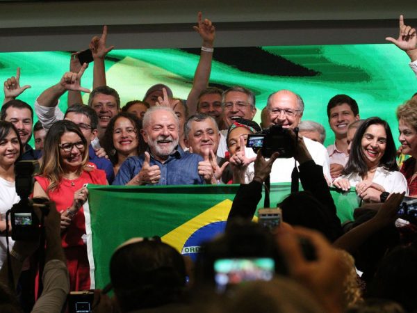 No primeiro discurso, Lula diz que combate à miséria é sua missão