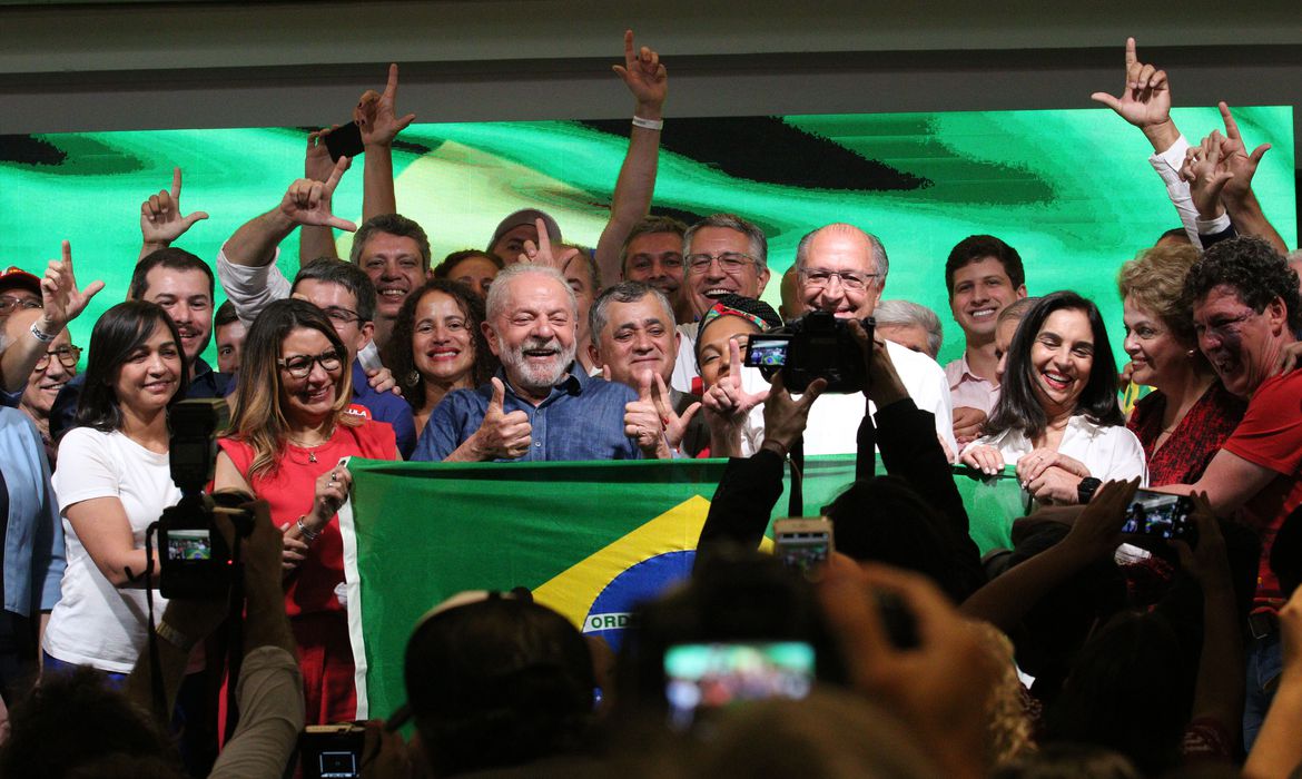 No primeiro discurso, Lula diz que combate à miséria é sua missão