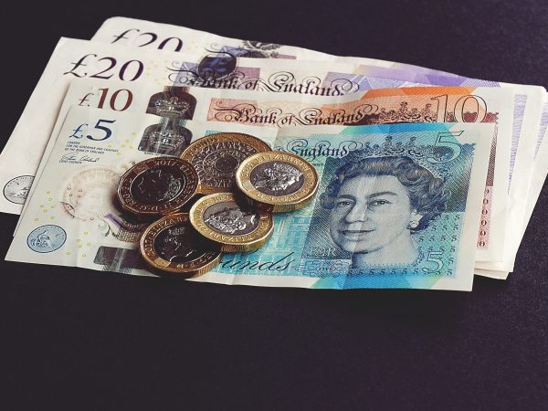 Libra sobe mais de 1% após renúncia de Liz Truss