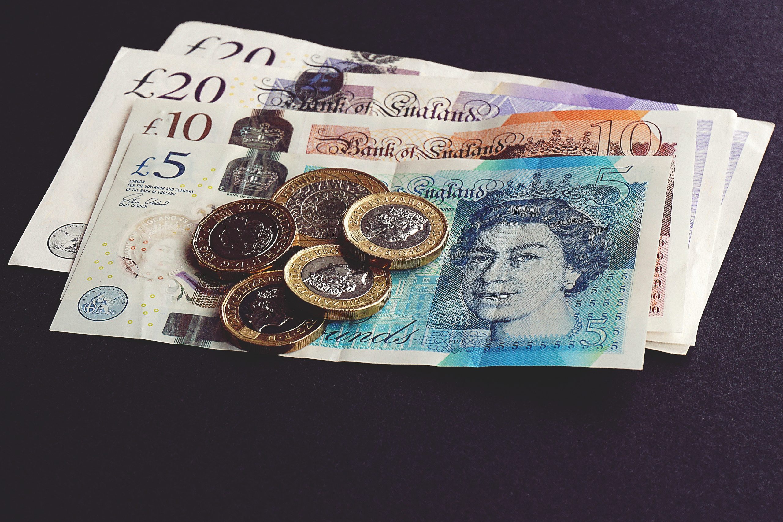 Libra sobe mais de 1% após renúncia de Liz Truss