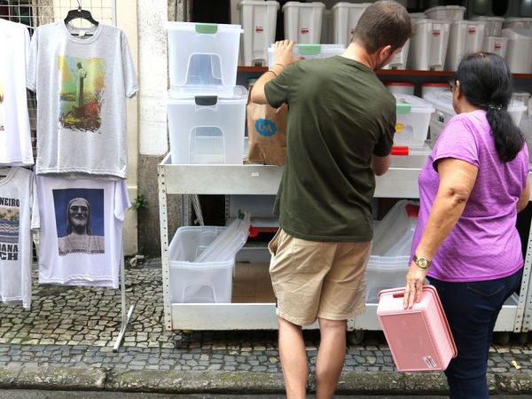 Juros altos e consumo maior de serviços travam comércio e indústria