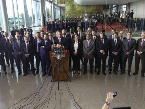 Bolsonaro quebra silêncio, condena bloqueios e fala em indignação e injustiça com eleição