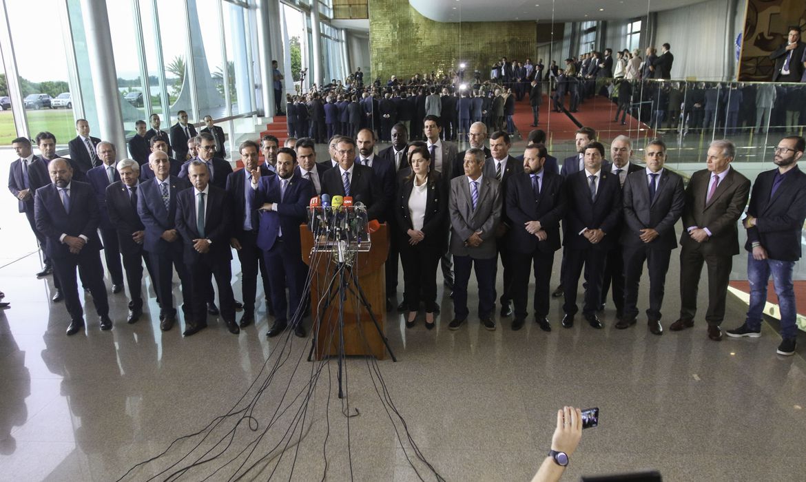 Bolsonaro quebra silêncio, condena bloqueios e fala em indignação e injustiça com eleição